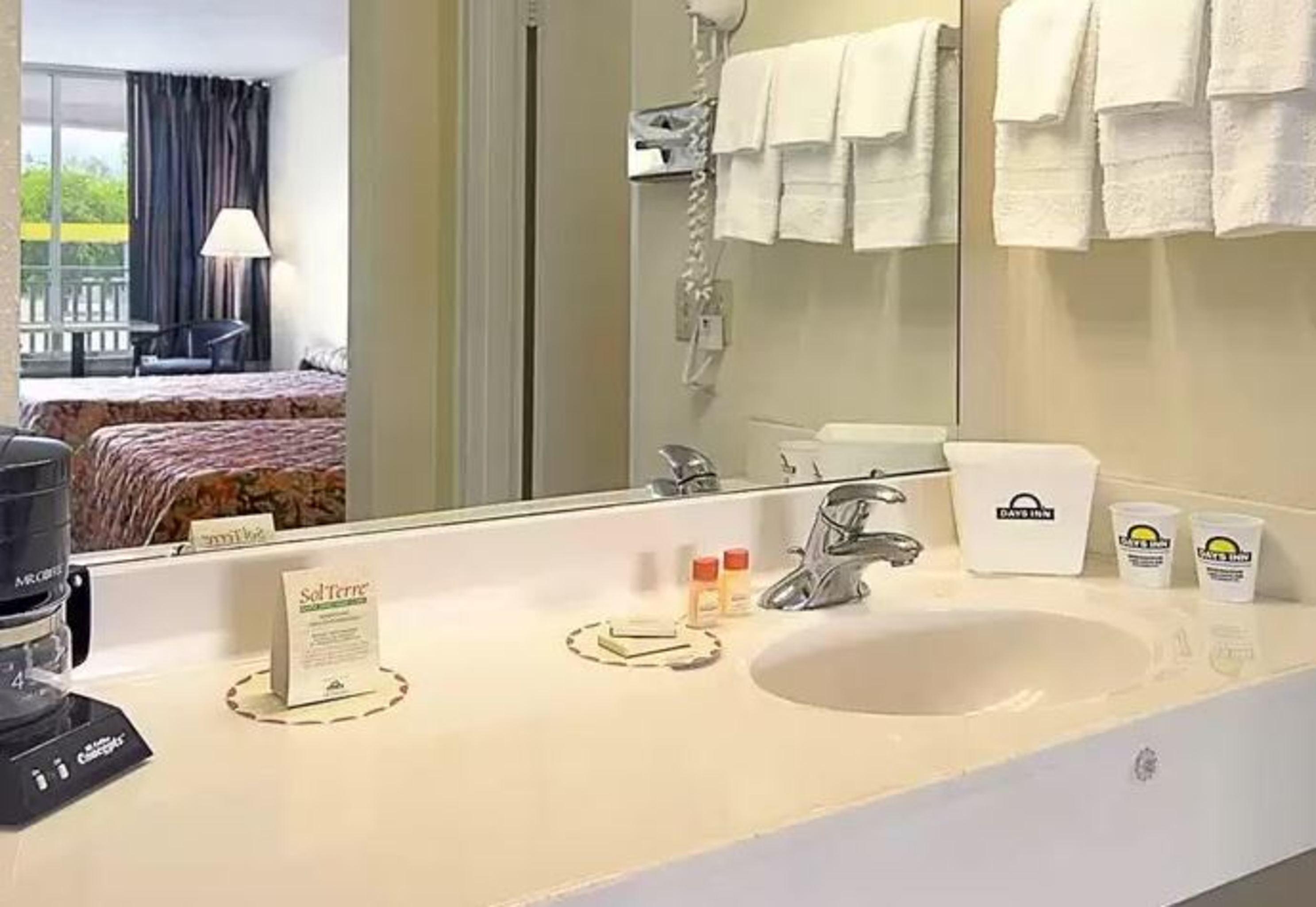 Days Inn By Wyndham Donalsonville Bagian luar foto