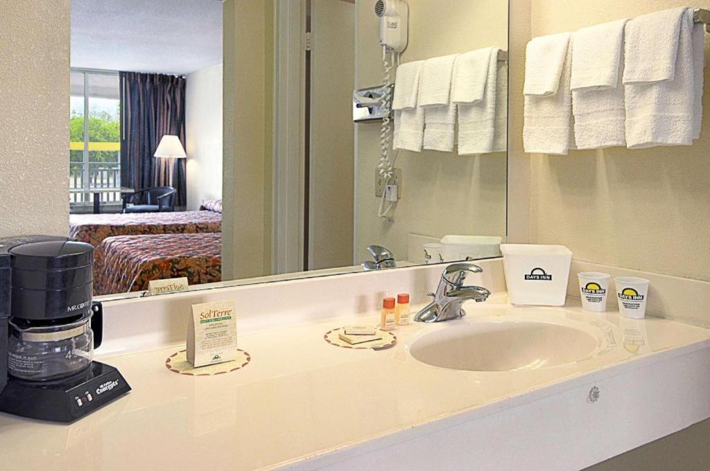 Days Inn By Wyndham Donalsonville Bagian luar foto